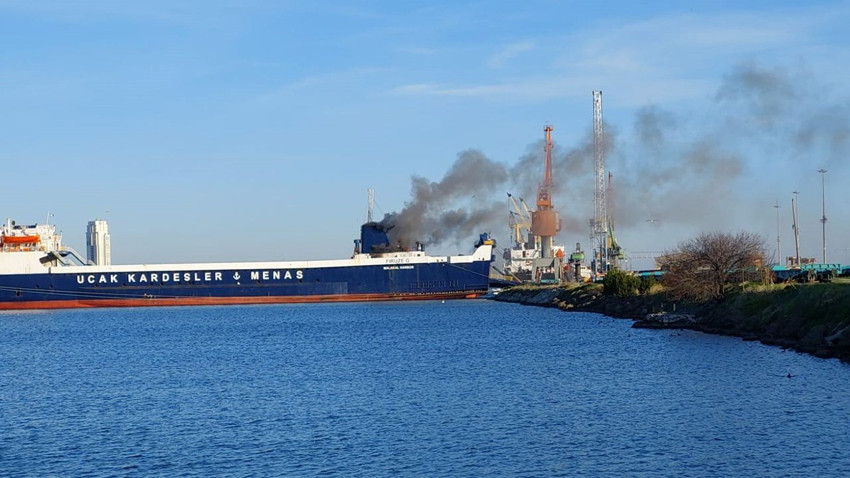 Samsun limanında büyük gemi yangını - Resim: 1