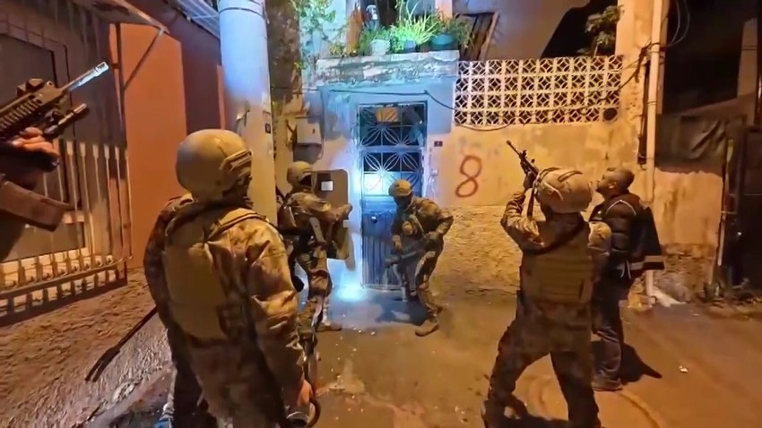 Silah kaçakçılarına şafak baskını: Bir cephanelik ele geçirildi - Resim: 1