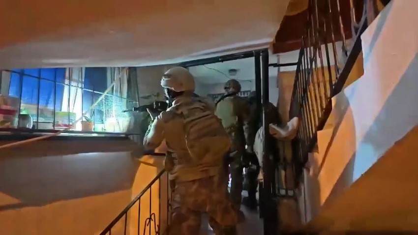 Silah kaçakçılarına şafak baskını: Bir cephanelik ele geçirildi - Resim: 2