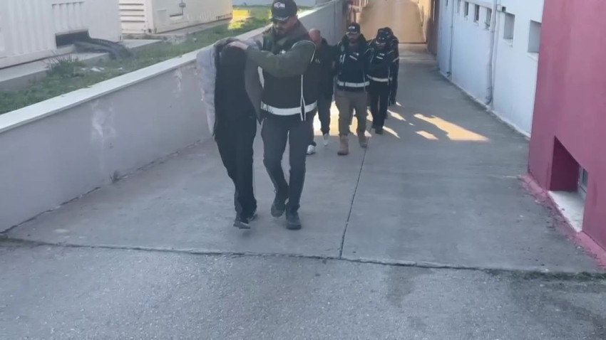 Silah kaçakçılarına şafak baskını: Bir cephanelik ele geçirildi - Resim: 4