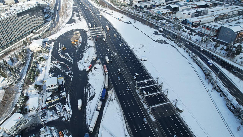 Karla kaplanan İstanbul'da yollar boş kaldı - Resim: 2