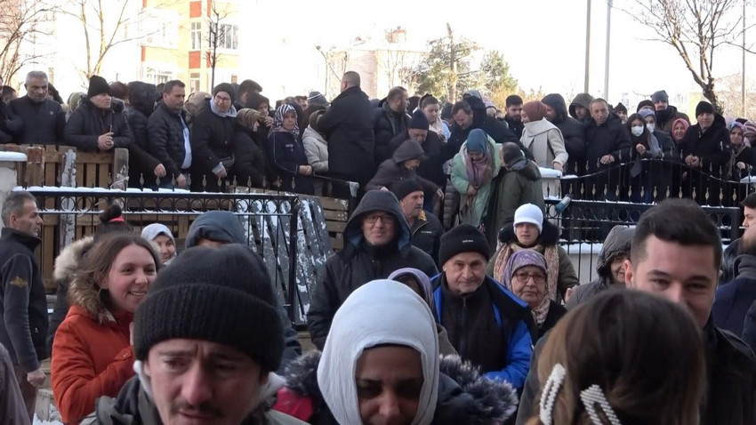 Dondurucu soğukta metrelerce ''ucuz alışveriş'' kuyruğu... - Resim: 1