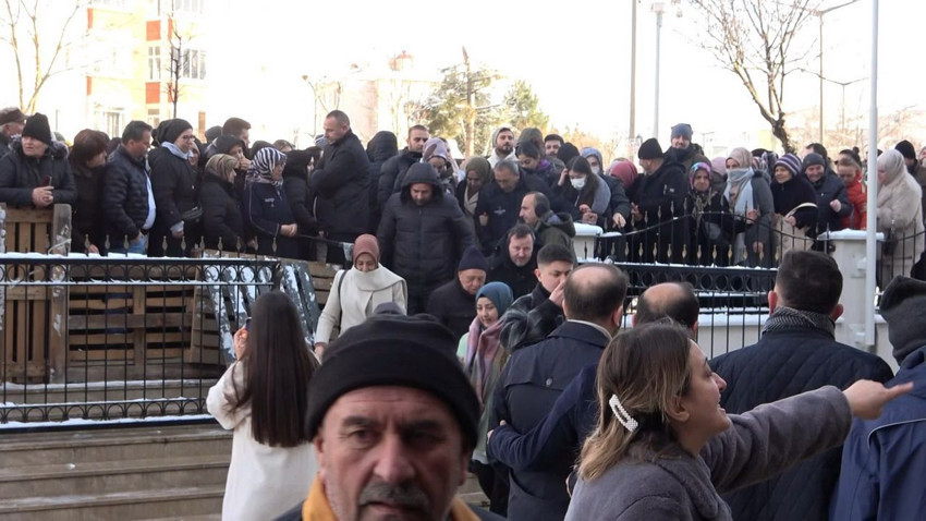 Dondurucu soğukta metrelerce ''ucuz alışveriş'' kuyruğu... - Resim: 2