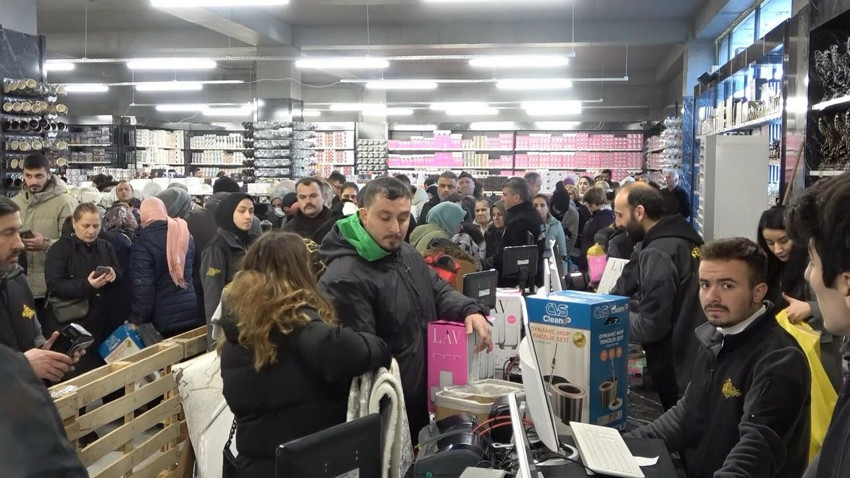 Dondurucu soğukta metrelerce ''ucuz alışveriş'' kuyruğu... - Resim: 3