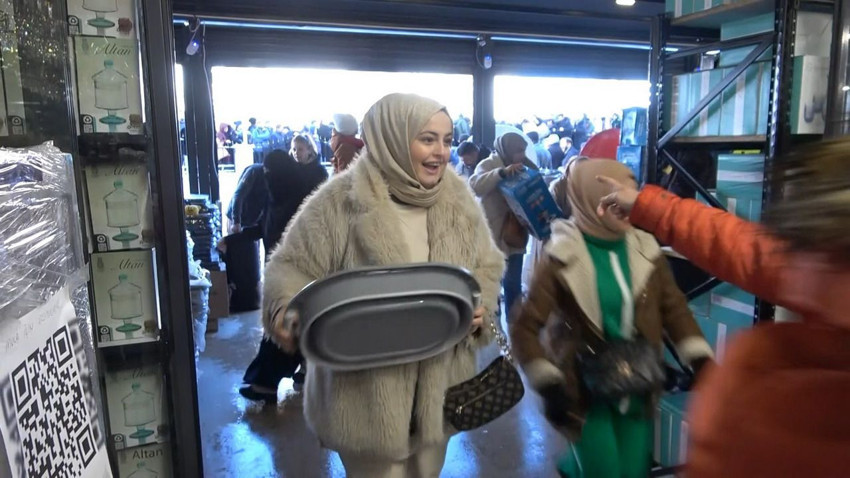 Dondurucu soğukta metrelerce ''ucuz alışveriş'' kuyruğu... - Resim: 4