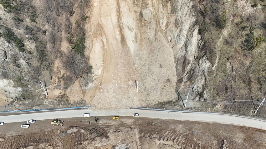 Düzce'de heyelan kabusu: 4 köy ve 2 mahallenin yolu trafiğe kapandı - Resim: 2