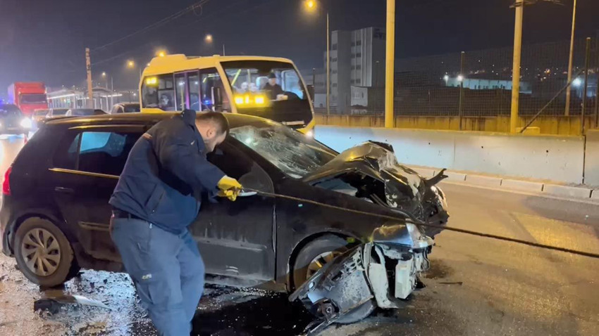Otomobil, halk otobüsüne çarptı: Yaralılar var - Resim: 3