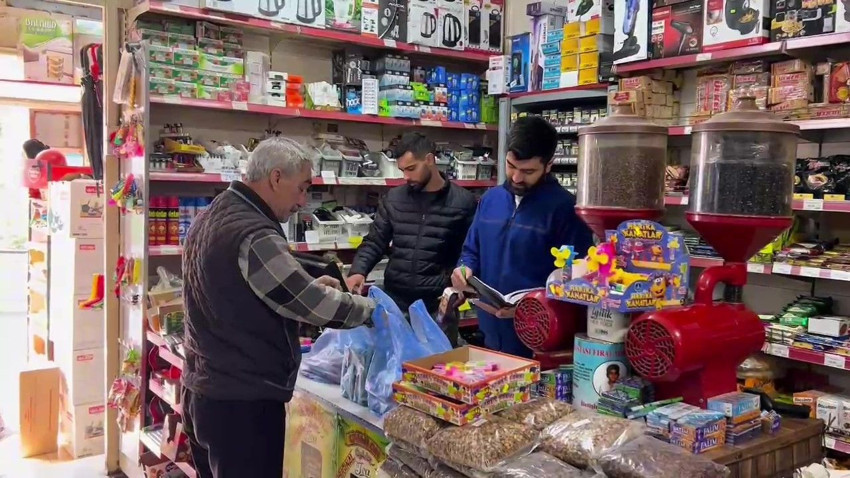 Yüzlerce depremzedenin veresiye defterini kapattı - Resim: 4