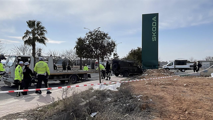 Özel harekat polislerini taşıyan zırhlı araç kaza yaptı: Yaralılar var - Resim: 3