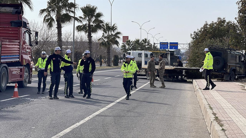 Özel harekat polislerini taşıyan zırhlı araç kaza yaptı: Yaralılar var - Resim: 1