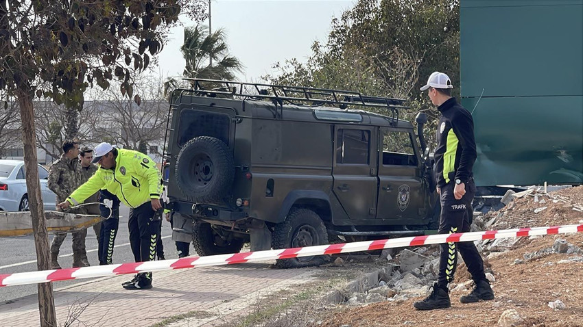 Özel harekat polislerini taşıyan zırhlı araç kaza yaptı: Yaralılar var - Resim: 2