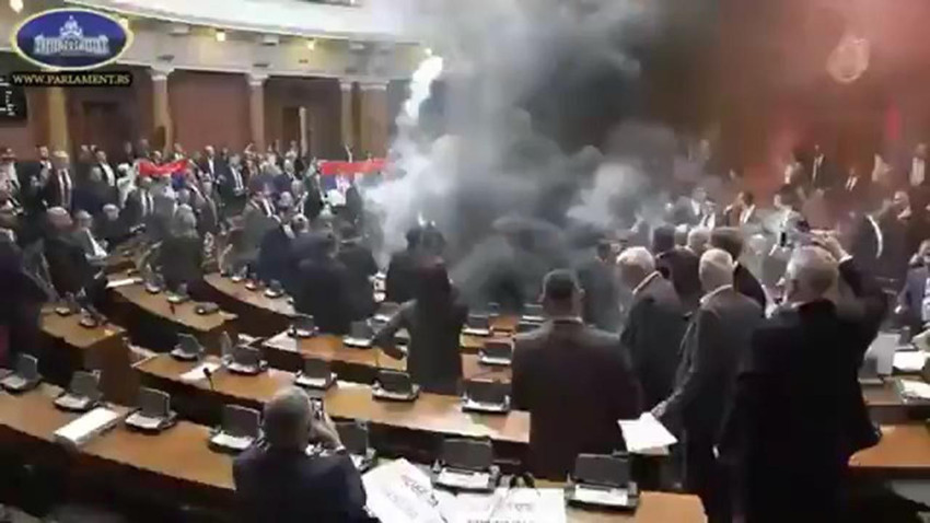 Milletvekilleri ortalığı savaş alanına çevirdi: Meşale yakıp, sis bombası attılar - Resim: 3