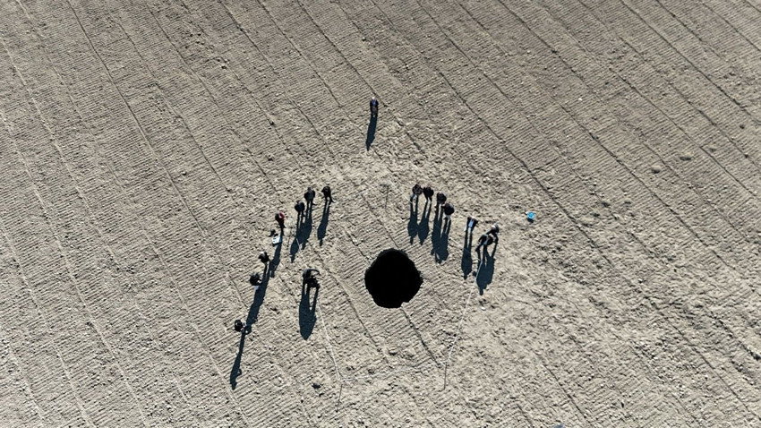 Karaman'da 10 metre genişliğinde obruk oluştu - Resim: 1