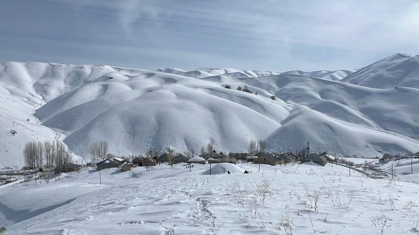 Yıl 2025 yer Türkiye... ''Alo'' diyebilmek için karlı dağları aşıyorlar - Resim: 1