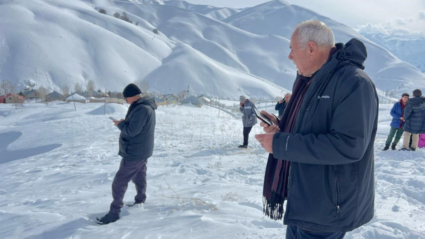 Yıl 2025 yer Türkiye... ''Alo'' diyebilmek için karlı dağları aşıyorlar - Resim: 4