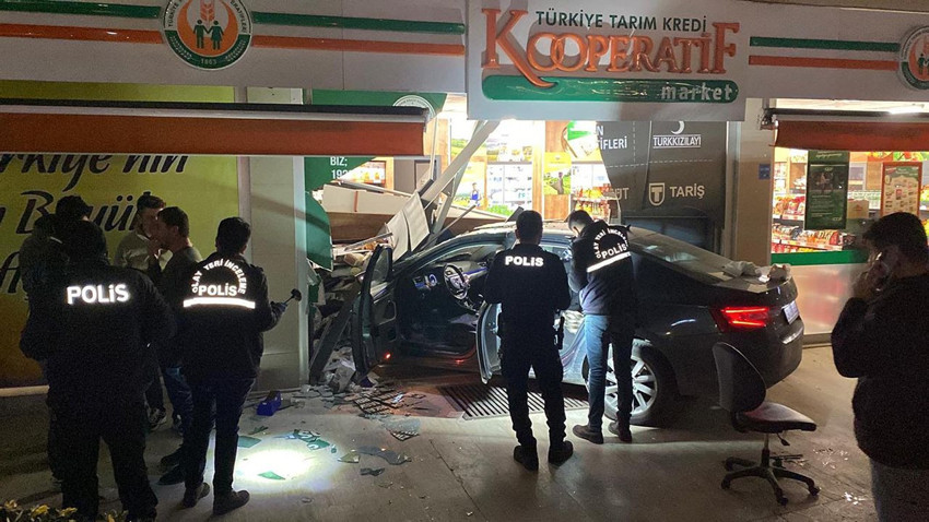 Alkollü trafik canavarı ortalığı savaş alanına çevirdi; yaralılar var - Resim: 1