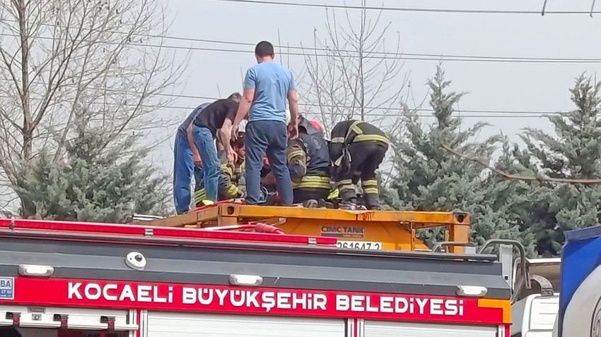 Temizlik yapan bir işçi kimyasal tankerinin içine düştü - Resim: 4