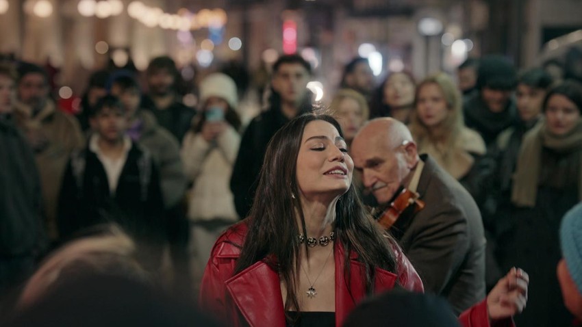 Demet Özdemir Taksim'in göbeğinde şarkı söyledi, sosyal medya yıkıldı - Resim: 4