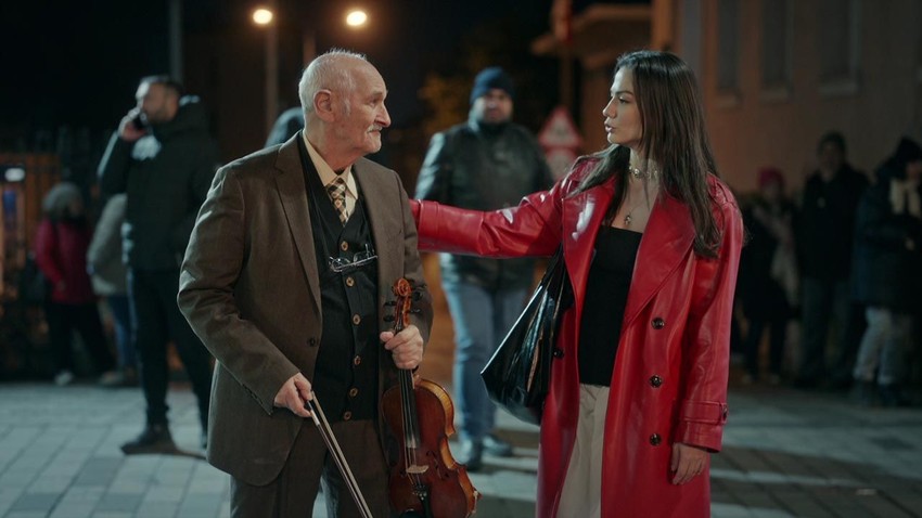 Demet Özdemir Taksim'in göbeğinde şarkı söyledi, sosyal medya yıkıldı - Resim: 3