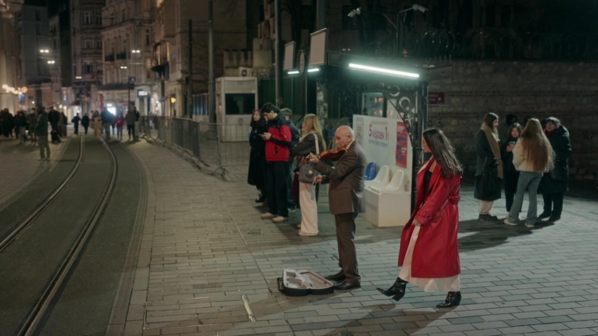Demet Özdemir Taksim'in göbeğinde şarkı söyledi, sosyal medya yıkıldı - Resim: 2