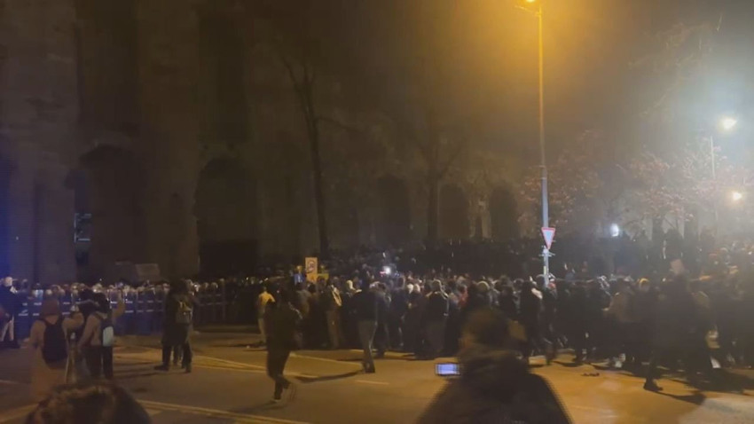 Saraçhane fena karıştı; göstericiler İBB binasına sığınmak zorunda kaldı - Resim: 4