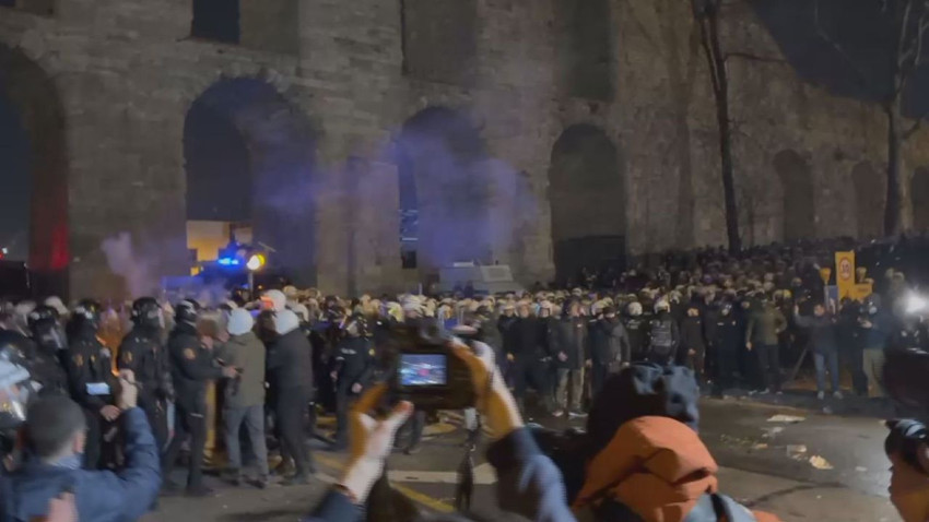 Saraçhane fena karıştı; göstericiler İBB binasına sığınmak zorunda kaldı - Resim: 2