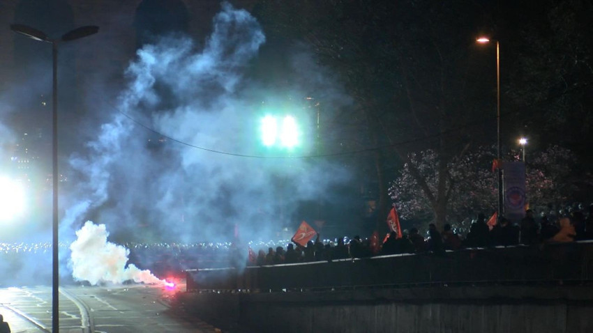 İstanbul Saraçhane'de izinsiz gösterilere polis müdahalesi - Resim: 2