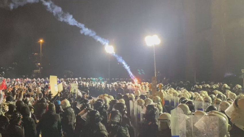 Bozdoğan Kemeri'nde polis müdahalesi: Bir yanda meşaleler diğer yanda biber gazı - Resim: 2