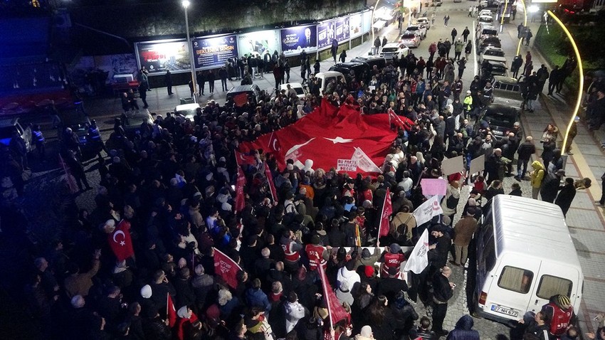 Göstericiler ile gösteri karşıtları arasında arbede çıktı - Resim: 1