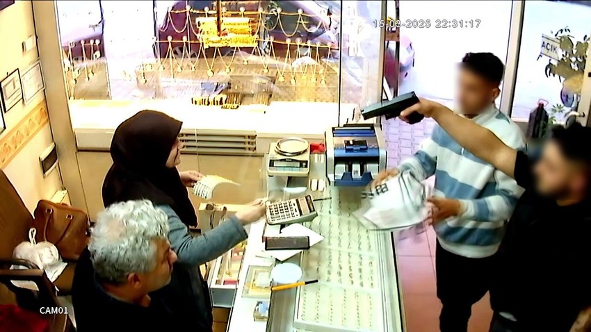 Korkak hırsızların kuyumcudaki silahlı soygun girişimi kamerada! - Resim: 1