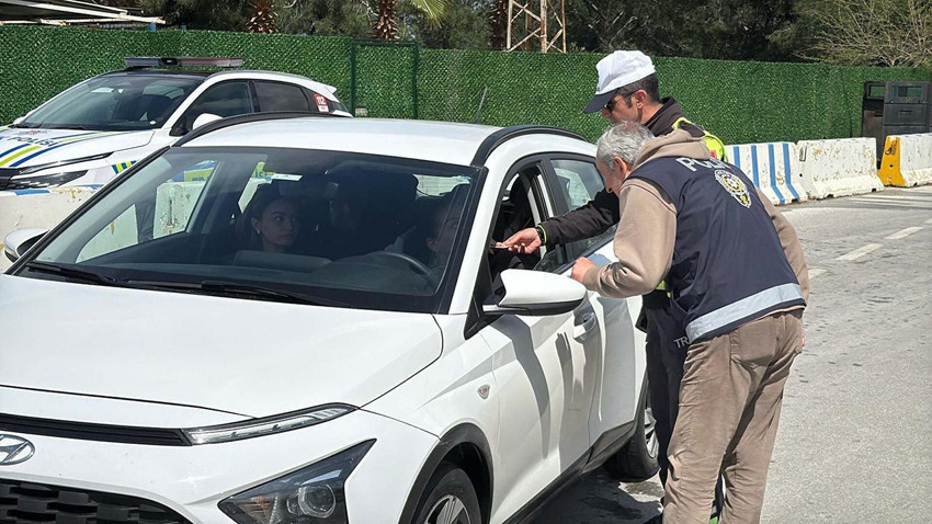 Yine bayram tatili yine aynı manzara: 24 saatte 10 bin araç giriş yaptı - Resim: 2