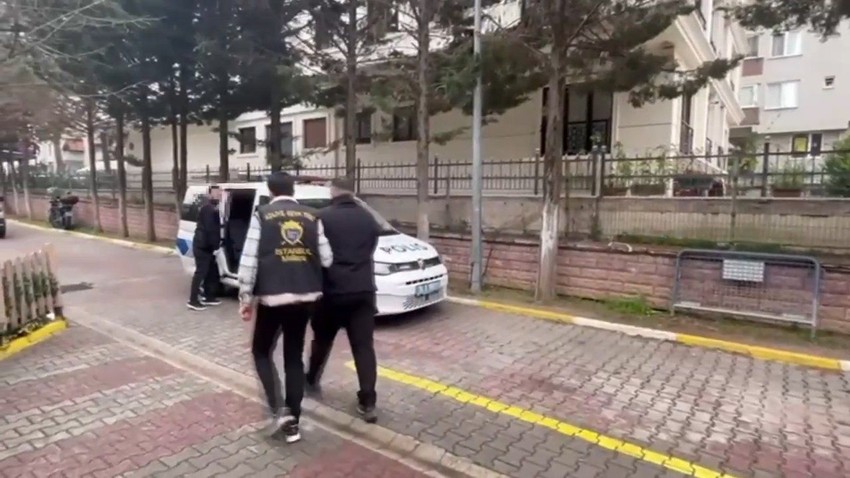Maltepe mitinginde gözaltı: Üzerlerinden polis kimlikleri ve silah çıktı - Resim: 2