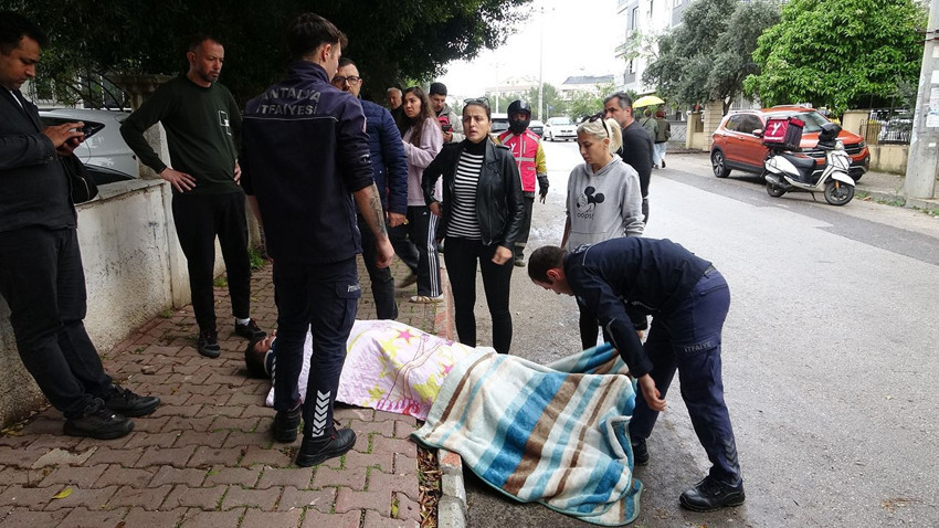 Yağışlı havadaki trafik kazası sonrasında yaralılara şemsiyeli müdahale... - Resim: 2