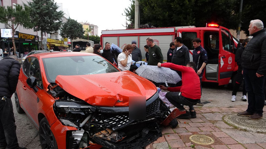 Yağışlı havadaki trafik kazası sonrasında yaralılara şemsiyeli müdahale... - Resim: 3