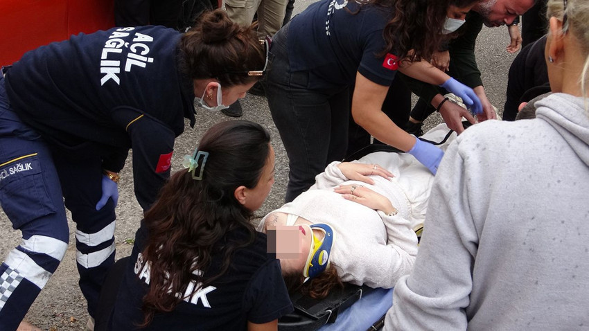 Yağışlı havadaki trafik kazası sonrasında yaralılara şemsiyeli müdahale... - Resim: 4