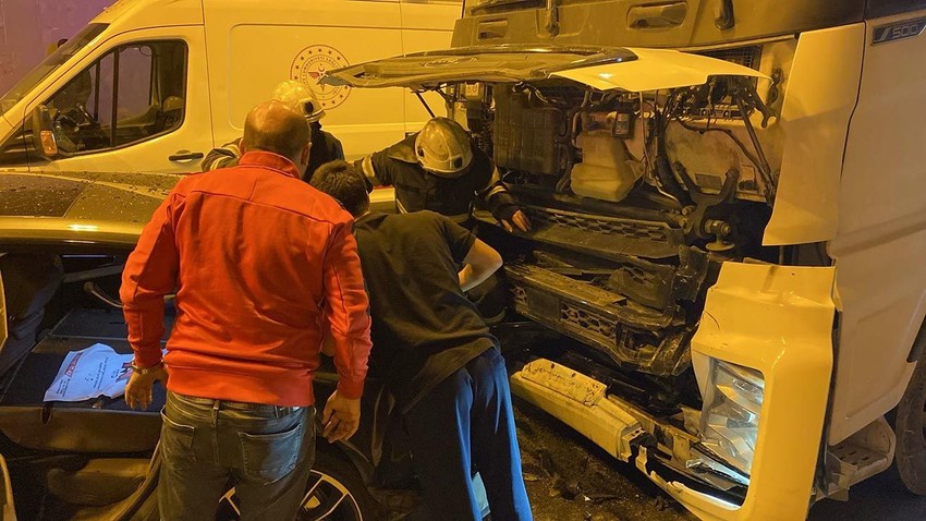 TEM'de 8 araç birbirine girdi; İstanbul yönü ulaşıma kapandı - Resim: 1