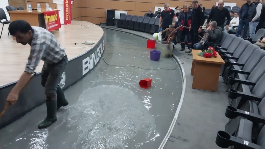 Deprem panelinde rezalet: Prof. Dr. Naci Görür salonu terk etti - Resim: 4