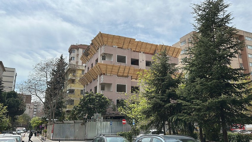 İstanbul'da kentsel dönüşüm şantiyesinde kepçe operatörü 5'inci kattan düştü - Resim: 1