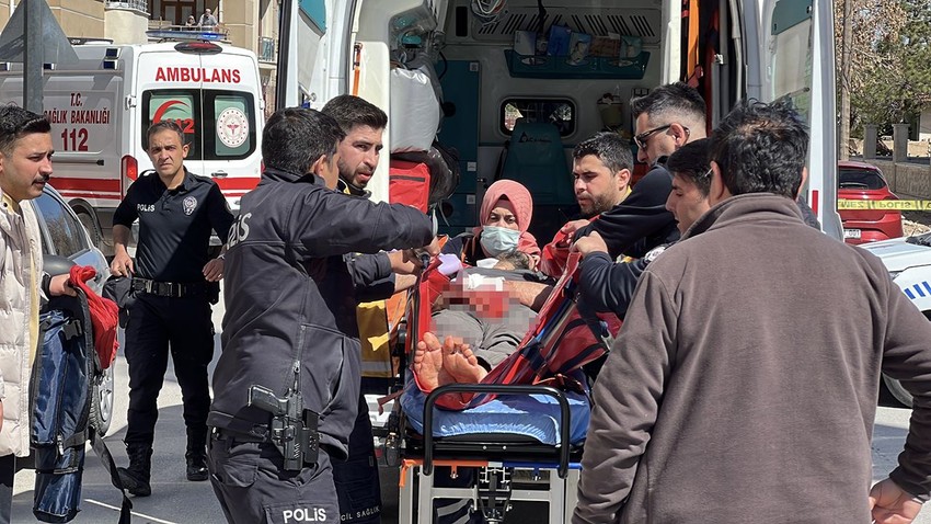 Sokak ortasında dehşet: Çocuğunun gözü önüne eşini bıçakladı - Resim: 1