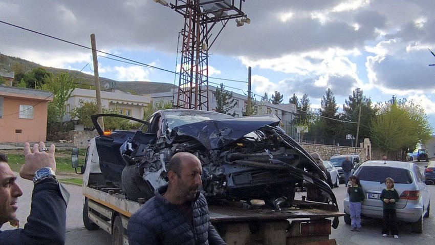 Kontrolünü kaybeden araç binaya ok gibi saplandı - Resim: 2