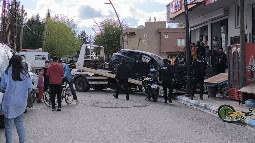 Kontrolünü kaybeden araç binaya ok gibi saplandı - Resim: 3