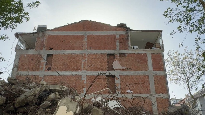 İstanbul'daki yıkımla ortaya çıktı: Meğer bu bina yıllardır duvarsızmış - Resim: 3
