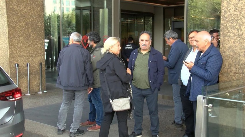 Sırrı Süreyya Önder'in tedavi gördüğü hastanenin karşısında dikkat çeken görüntü - Resim: 1