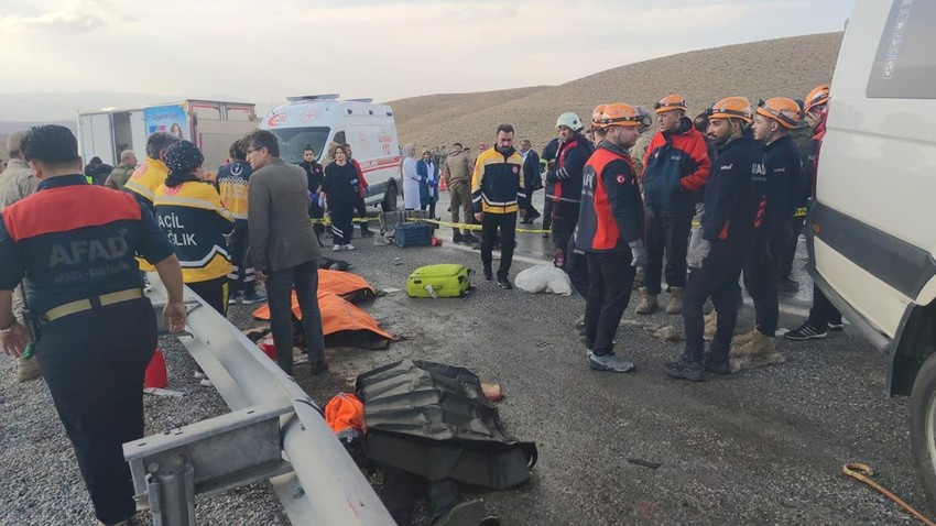Yolcu minibüsü ile kamyonet çarpıştı: Çok sayıda ölü ve yaralı var - Resim: 2