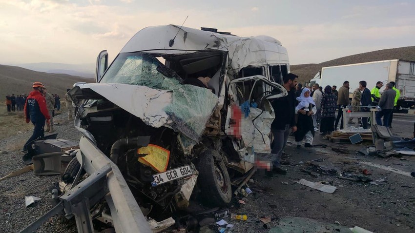 Yolcu minibüsü ile kamyonet çarpıştı: Çok sayıda ölü ve yaralı var - Resim: 4