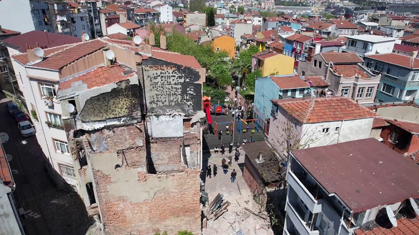 İstanbul'da depremde hasar alan metruk bina yıkıldı - Resim: 3
