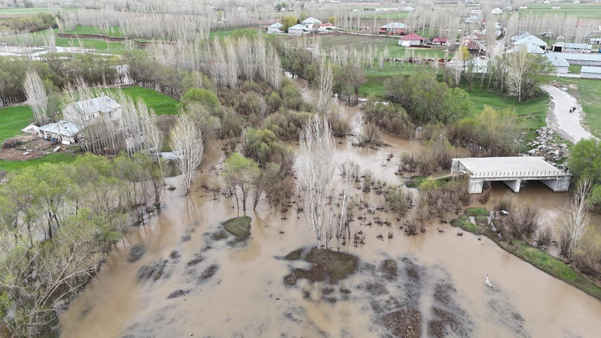 Sağanak sonrası dere taştı; evler su altında kaldı - Resim: 2