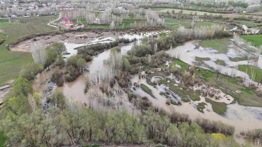 Sağanak sonrası dere taştı; evler su altında kaldı - Resim: 3