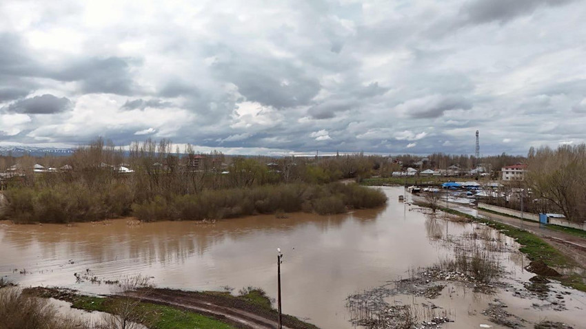 Sağanak sonrası dere taştı; evler su altında kaldı - Resim: 4