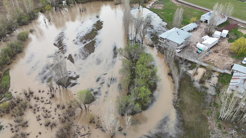 Sağanak sonrası dere taştı; evler su altında kaldı - Resim: 1